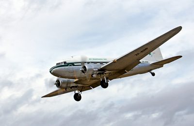 Un avión de pasajeros Douglas DC-3 en vuelo, el aparato de la época de 1949 a 1960 cuyos totales mensuales de pasajeros cuenta el conjunto de datos flights.