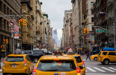 Taxis amarillos en fila en una avenida de Manhattan, la ciudad cuyos 6.433 registros de viajes forman el conjunto de datos taxis.
